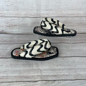 Farm Rio Womens Sz 6 Puffy Flip Flop Sandals Black Off White Anthropologie